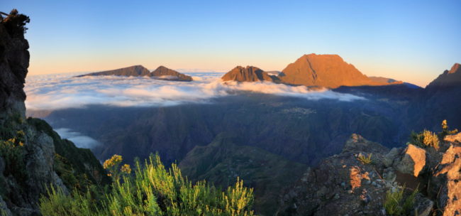 Mer de nuage au dessus du cirque de Mafate. Mer de nuage au dessus du Maïdo à la Réunion