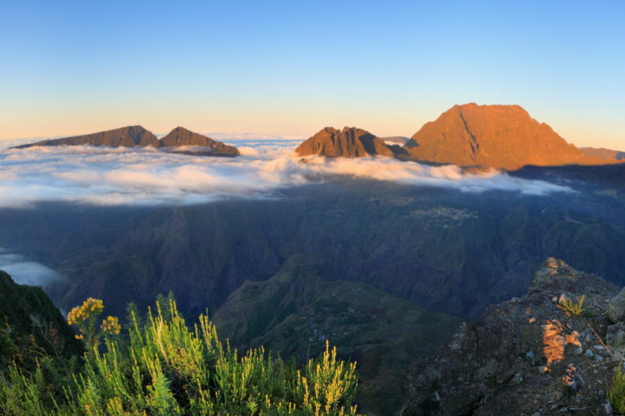 Mer de nuage au dessus du cirque de Mafate. Mer de nuage au dessus du Maïdo à la Réunion