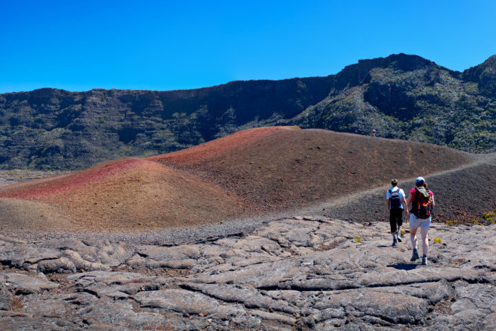 Randonneurs au Piton de la Fournaise – Réunion Randonneurs au Piton de la Fournaise - Réunion