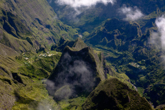 Ilet des orangers à la Réunion dans le cirque de Mafate Vue sur Mafate à la Réunion