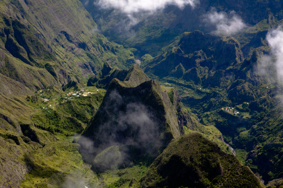 Ilet des orangers à la Réunion dans le cirque de Mafate Vue sur Mafate à la Réunion
