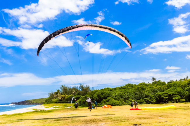 parapente en phase d'atterrissage, Saint-Leu, île de la Réunion
